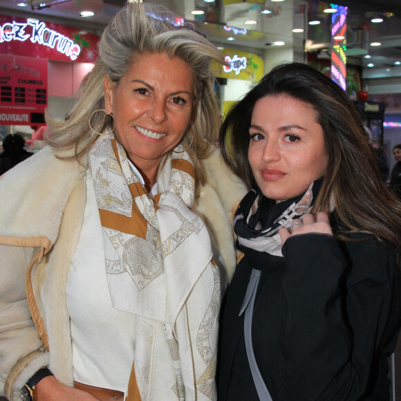 Exclusif - Caroline Margeridon avec sa fille Victoire au lancement de l'édition 2022 de La Foire du Trône avec le parrain Jean-Luc Reichmann, au profit de l'association La Voix de l'Enfant, à Paris, France, le 1er avril 2022. © Philippe Baldini/Bestimage
