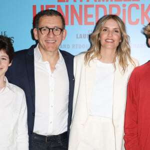 "Bruxelles pour lui, Paris pour elle, soit 300 kilomètres de distance."
Jehan Renard, Laurence Arné, Dany Boon, Ferdinand Redouloux et Alicia Hava - Avant-première du film "La Famille Hennedricks" au Cinéma Pathé Beaugrenelle à Paris le 18 juin 2024. © Coadic Guirec/Bestimage