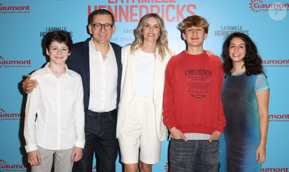 "Bruxelles pour lui, Paris pour elle, soit 300 kilomètres de distance."
Jehan Renard, Laurence Arné, Dany Boon, Ferdinand Redouloux et Alicia Hava - Avant-première du film "La Famille Hennedricks" au Cinéma Pathé Beaugrenelle à Paris le 18 juin 2024. © Coadic Guirec/Bestimage