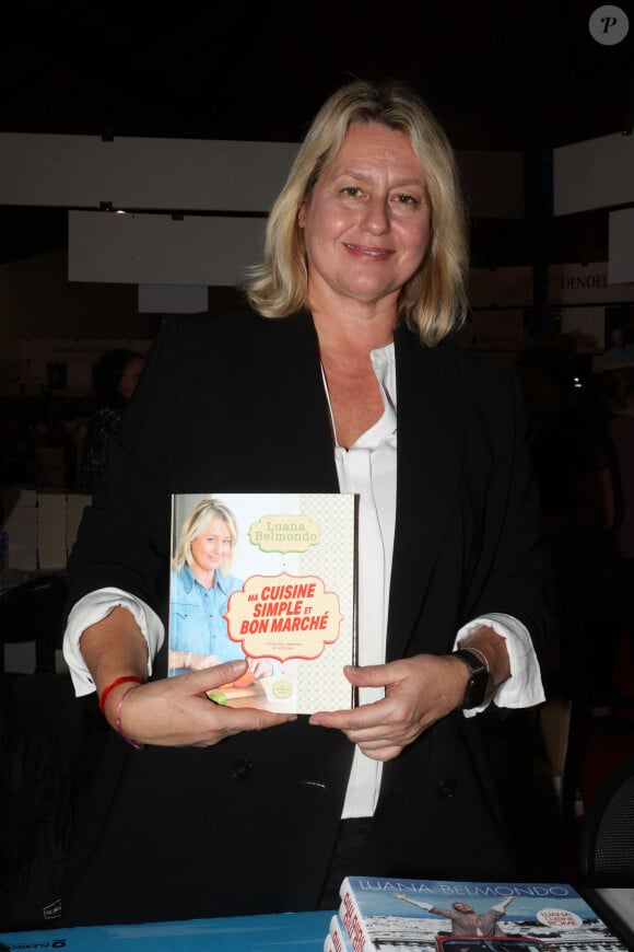 Luana Belmondo lors de la 41ème Foire du Livre de Brive dans La Halle Brassens, à Brive-la-Gaillarde, France, le 10 novembre 2023. © Jean-Marc Lhomer/Bestimage