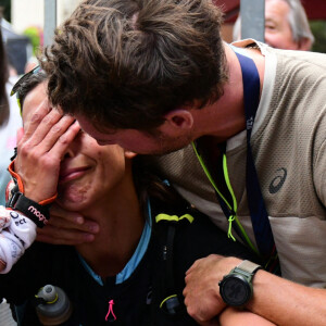 Soutenue par son chéri, l'ancienne reine de beauté est apparue en sueur, complètement sonnée lors de la fin de la course.
Exclusif - Marine Lorphelin (Miss France 2013) participe et finit la course MCC, 40 kms et 2300m de dénivelé positif, en marge de l'Ultra Trail du Mont Blanc (UTMB) à Chamonix le 26 août 2024. Son compagnon Stanislas Gruau l'a soutenu sur tout le parcours © Romain Doucelin / Bestimage 