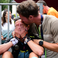 Marine Lorphelin en larmes et au bout de sa vie mais soutenue par son amoureux lors d'une épreuve de taille