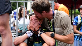 Marine Lorphelin en larmes et au bout de sa vie mais soutenue par son amoureux lors d'une épreuve de taille