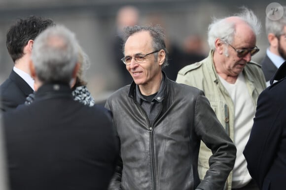 Jean-Jacques Goldman et Maxime Le Forestier lors des obsèques de Véronique Colucci au cimetière communal de Montrouge, le 12 avril 2018.