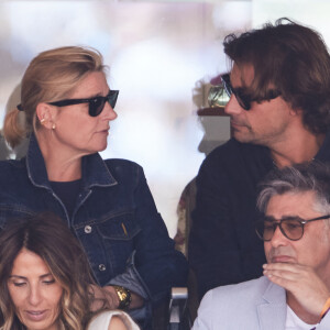 Bertrand Chameroy, Anne-Elisabeth Lemoine - Célébrités dans les tribunes de la finale homme des Internationaux de France de tennis de Roland Garros 2024 à Paris le 9 juin 2024. © Jacovides-Moreau/Bestimage 