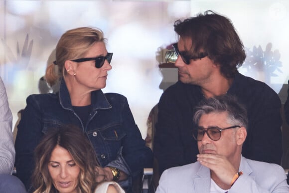 Bertrand Chameroy, Anne-Elisabeth Lemoine - Célébrités dans les tribunes de la finale homme des Internationaux de France de tennis de Roland Garros 2024 à Paris le 9 juin 2024. © Jacovides-Moreau/Bestimage 