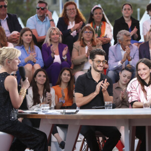 Exclusif - Anne-Elisabeth Lemoine, Pierre Niney, Anaïs Demoustier - Plateau de l'émission "C à vous" lors du 77ème Festival International du Film de Cannes. © Jack Tribeca / Bestimage 