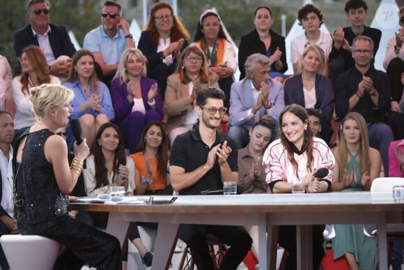 Exclusif - Anne-Elisabeth Lemoine, Pierre Niney, Anaïs Demoustier - Plateau de l'émission "C à vous" lors du 77ème Festival International du Film de Cannes. © Jack Tribeca / Bestimage 