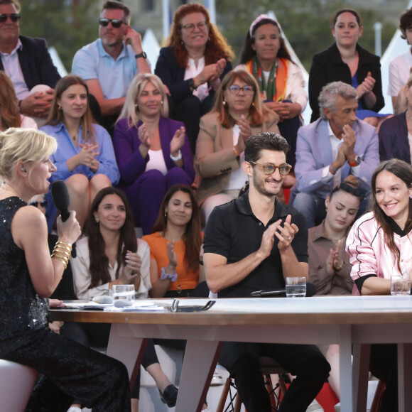 Exclusif - Anne-Elisabeth Lemoine, Pierre Niney, Anaïs Demoustier - Plateau de l'émission "C à vous" lors du 77ème Festival International du Film de Cannes. © Jack Tribeca / Bestimage 