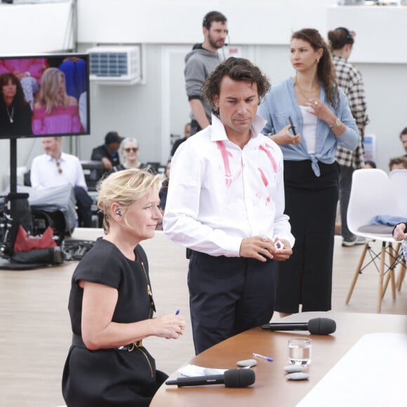 Exclusif - Anne-Elisabeth Lemoine, Bertrand Chameroy sur le plateau de l'émission "C à vous" lors du 77ème Festival International du Film de Cannes pour une diffusion. © Jack Tribeca / Bestimage 