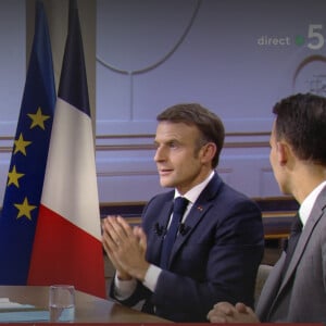 CAnne-Élisabeth Lemoine - Mohamed Bouhafsi - Le président Emmanuel Macron s'exprime lors de l'émission "C à vous" au palais de l'Elysée le lendemain de l'adoption de la loi Immigration. Paris. © Jack Tribeca / Bestimage 