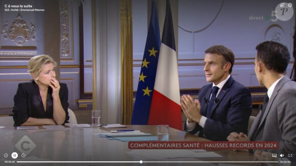 CAnne-Élisabeth Lemoine - Mohamed Bouhafsi - Le président Emmanuel Macron s'exprime lors de l'émission "C à vous" au palais de l'Elysée le lendemain de l'adoption de la loi Immigration. Paris. © Jack Tribeca / Bestimage 