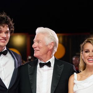 En compagnie de son fils James Jigme Gere et de son épouse Alejandra Silva
James Jigme Gere, Richard Gere et sa femme Alejandra Silva sur le tapis rouge de la Mostra de Venise le 1er septembre 2024.