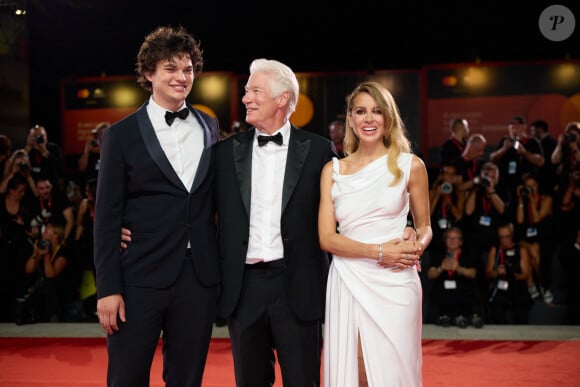 En compagnie de son fils James Jigme Gere et de son épouse Alejandra Silva
James Jigme Gere, Richard Gere et sa femme Alejandra Silva sur le tapis rouge de la Mostra de Venise le 1er septembre 2024.