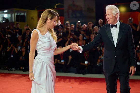 Faisant le show devant les photographes pour mettre plus que jamais en valeur la femme qu'il aime
Richard Gere et sa femme Alejandra Silva à la Mostra de Venise le 1er septembre 2024.