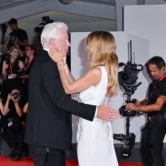 Il n'a d'ailleurs eu d'yeux que pour sa femme, de 34 ans sa cadette
Richard Gere, sa femme Alejandra Silva à la Mostra de Venise le 1er septembre 2024. (Credit Image: © Manuele Mangiarotti/IPA via ZUMA Press)