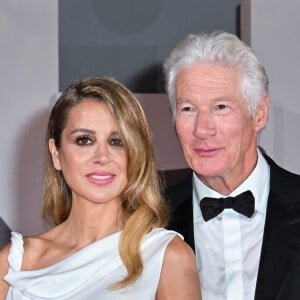 Richard Gere, sa femme Alejandra Silva et son fils Homer James Jigme Gere à la Mostra de Venise le 1er septembre 2024. (Credit Image: © Manuele Mangiarotti/IPA via ZUMA Press)