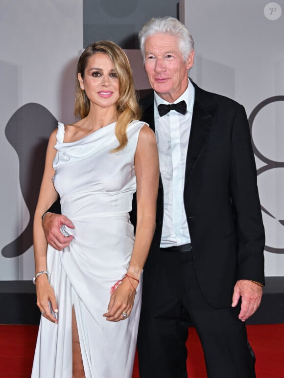 Richard Gere, sa femme Alejandra Silva et son fils Homer James Jigme Gere à la Mostra de Venise le 1er septembre 2024. (Credit Image: © Manuele Mangiarotti/IPA via ZUMA Press)