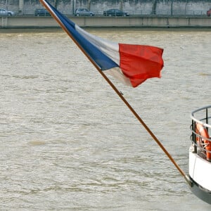 PAS DE TABLOIDS. La navigatrice française Maud Fontenoy pose pour notre photographe à Paris, France, le 30 mars 2006. Photo par Stephane Kempinaire/Cameleon/ABACAPRESS.COM. PAS DE TABLOIDS