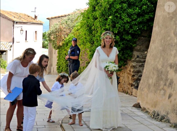 Maud Fontenoy enceinte avec ses enfants Mahé, Hina et Loup - Mariage de la navigatrice et femme politique et vice-présidente de la région Sud-Provence-Alpes-Côte-d'Azur, Maud Fontenoy avec le conseiller régional poitevin Olivier Chartier à l'Èglise de Gassin dans le Var le 26 mai 2018. © Christiane Georges/Nice Matin/Bestimage