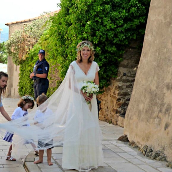 Maud Fontenoy enceinte avec ses enfants Mahé, Hina et Loup - Mariage de la navigatrice et femme politique et vice-présidente de la région Sud-Provence-Alpes-Côte-d'Azur, Maud Fontenoy avec le conseiller régional poitevin Olivier Chartier à l'Èglise de Gassin dans le Var le 26 mai 2018. © Christiane Georges/Nice Matin/Bestimage