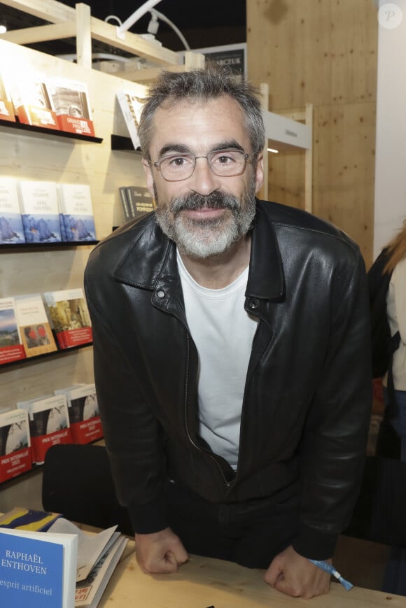 Ses enfants sont nés de quatre père différents. Le père de Loup, le troisième est un philosophe célèbre : Raphaël EnthovenRaphaël Enthoven, lors du Festival du Livre à Paris, France, le 13 avril 2024. © Jack Tribeca / Bestimage 