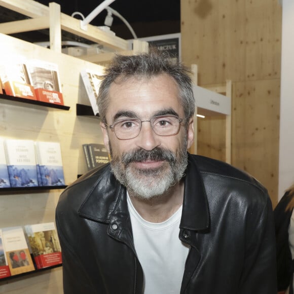 Ses enfants sont nés de quatre père différents. Le père de Loup, le troisième est un philosophe célèbre : Raphaël EnthovenRaphaël Enthoven, lors du Festival du Livre à Paris, France, le 13 avril 2024. © Jack Tribeca / Bestimage 