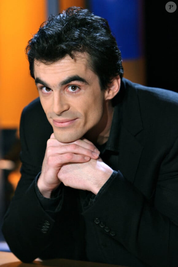 Raphael Enthoven lors de l'enregistrement de l'émission 'Vol de nuit' sur TF1 à Paris, France, le 1er février 2007. Photo par Mehdi Taamallah/ABACAPRESS.COM