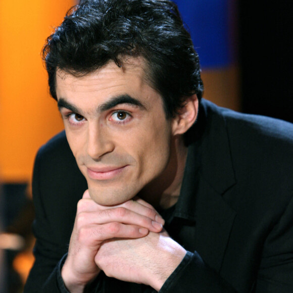 Raphael Enthoven lors de l'enregistrement de l'émission 'Vol de nuit' sur TF1 à Paris, France, le 1er février 2007. Photo par Mehdi Taamallah/ABACAPRESS.COM