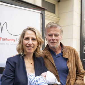 Il y a quelques mois, cette aventurière hyperactive donnait naissance à son cinquième enfant...
Maud Fontenoy (avec sa fille Elea) et Franck Dubosc lors de la cérémonie des prix pédagogiques pour l'Océan de la fondation Maud Fontenoy, au théâtre de l'Oeuvre, en compagnie de 300 enfants ayant participé au programme de la fondation. Paris, le 6 juin 2024. © Pierre Perusseau/Bestimage 