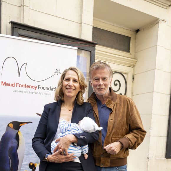 Semi-Exclusif - Maud Fontenoy (avec sa fille Elea) et Franck Dubosc lors de la cérémonie des prix pédagogiques pour l'Océan de la fondation Maud Fontenoy, au théâtre de l'Oeuvre, en compagnie de 300 enfants ayant participé au programme de la fondation. Paris, le 6 juin 2024. © Pierre Perusseau/Bestimage  Semi-Exclusive - Maud Fontenoy and Franck Dubosc during the ceremony of the educational prizes for the Ocean of the Maud Fontenoy foundation, at the Théâtre de l'Oeuvre, in the company of 300 children who participated in Paris, June 6, 2024. 