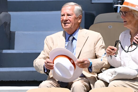 Alain Duhamel dans les tribunes lors du double mixte du tournoi des légendes des Internationaux de France de tennis de Roland Garros 2024 à Paris, le 7 juin 2024. 