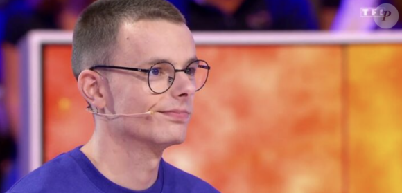 Le jeune homme de 21 ans a gagné bien plus que de l'argent grâce à l'émission.
Emilien est maître de midi dans "Les 12 Coups de midi" sur TF1, avec Jean-Luc Reichmann.