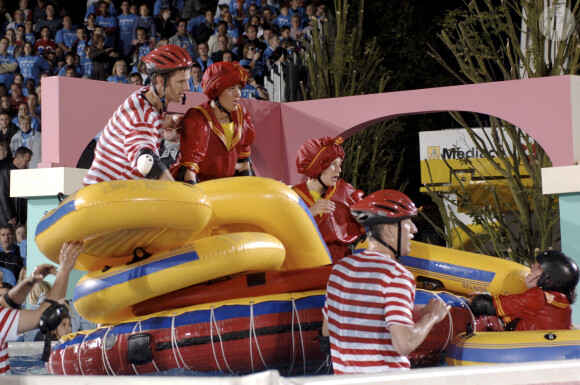 A Saint-Quentin en Champagne-Ardenne, en France, lors de l'enregistrement du jeu "INTERVILLES" : SAINT-QUENTIN CONTRE SAINT-AMAND, candidats de l'équipe rouge de Saint-Amand en action, dans une piscine