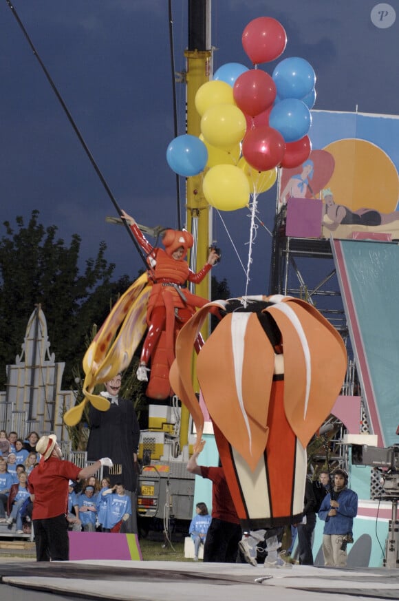 A Saint-Quentin en Champagne-Ardenne, en France, lors de l'enregistrement du jeu "INTERVILLES" : SAINT-QUENTIN CONTRE SAINT-AMAND, candidats de l'équipe rouge de Saint-Amand en action, dans le jeu de l'abeille