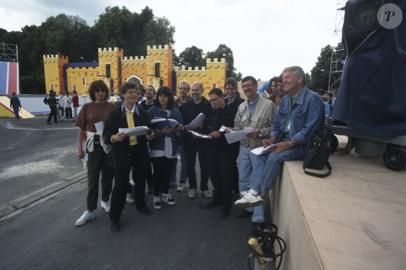 En France, dans une ville étape, lors de la préparation d'une émission d'"INTERVILLES" 1996, le décor installé, Yves LAUNOY, un micro à la main, expliquant les épreuves aux candidats des deux équipes