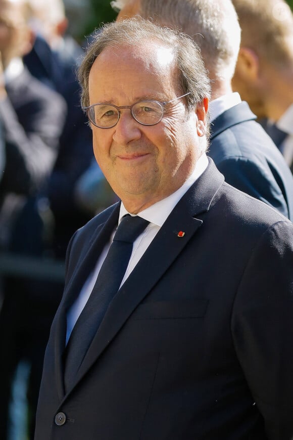 François Hollande est candidat aux élections législatives. L'ancien président de la République sera le candidat du Parti Socialiste et du Nouveau Front Populaire dans la première circonscription de la Corrèze.