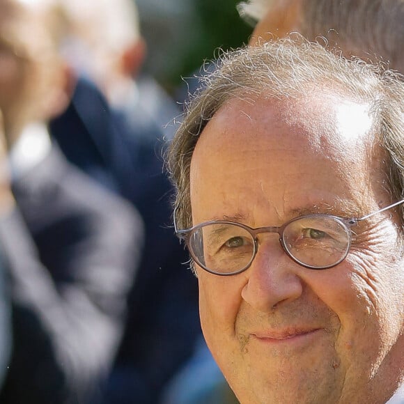 François Hollande est candidat aux élections législatives. L'ancien président de la République sera le candidat du Parti Socialiste et du Nouveau Front Populaire dans la première circonscription de la Corrèze.