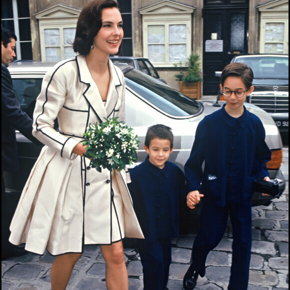 Archives - Carole Bouquet avec ses fils Dimitri et Louis le jour de son mariage avec Jacques Leibowitch en 1991.