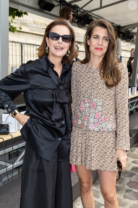 "J'ai eu mal en jouant 'Bérénice' '(ndlr l'une des célèbres pièces de Jean Racine)", a confié Carole Bouquet à nos confrères.
Carole Bouquet et Charlotte Casiraghi au front row du défilé de mode Chanel collection Haute Couture Automne/Hiver 2023/24 lors de la Fashion Week de Paris (PFW), à Paris, France, le 4 juillet 2023. © Borde-Rindoff/Bestimage