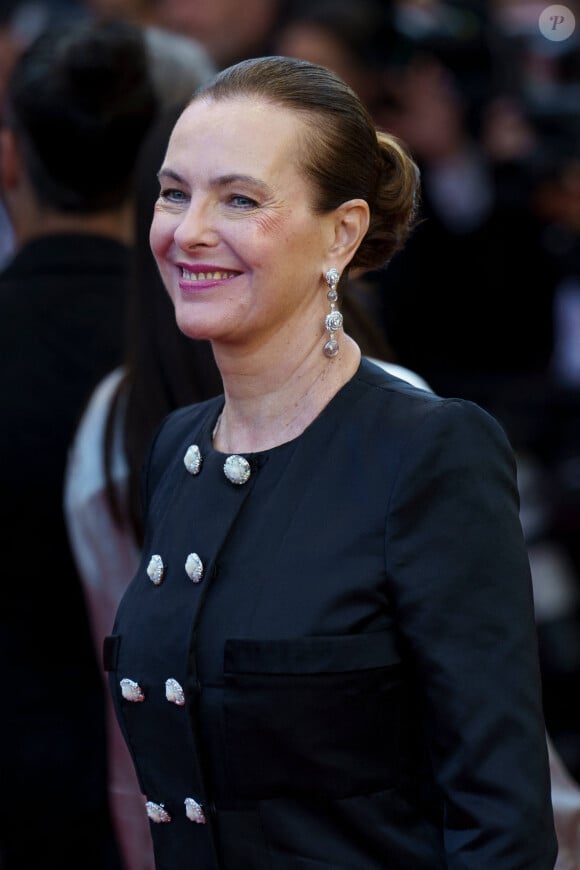 Carole Bouquet assiste au tapis rouge de la projection de Megalopolis lors de la 77e édition du Festival de Cannes au Palais des Festivals le 16 mai 2024 à Cannes, France.