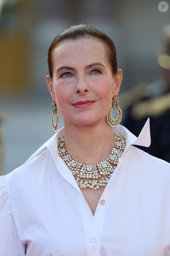 L'heure est aux confidences pour Carole Bouquet.
Carole Bouquet - Dîner d'Etat au château de Versailles en l'honneur de la visite officielle du roi et de la reine d'Angleterre en France. © Moreau-Jacovides / Bestimage 