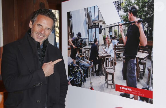 Jérémy Banster devant une photo du tournage de "Un si grand soleil" - Soirée d'ouverture de la 24ème édition du Festival des Créations TV au Casino de Luchon. Le 9 février 2022 © Christophe Aubert via Bestimage  