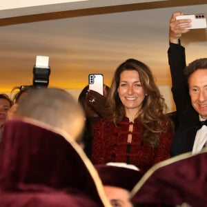 Anne-Claire Coudray et Stéphane Bern lors de la fête de la fleur et l'intronisation de personnalités commandeurs et ambassadeurs par la Commanderie du Bontemps au Château Smith Haut Lafitte à Martillac le 27 avril © Fabien Cottereau / Patrick Bernard / Bestimage 