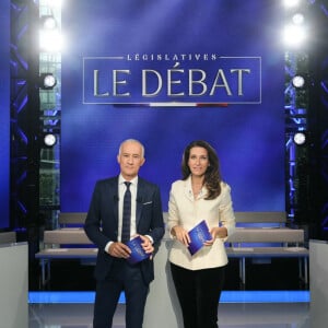 Les présentateurs Gilles Bouleau et Anne-Claire Coudray lors du débat télévisé entre J.Bardella, G.Attal et M.Bompard quelques jours avant le premier tour des élections législatives provoquées par la dissolution de l'Assemblée Nationale. Le 25 juin. © Dimitar Dilkoff / Pool / Bestimage 