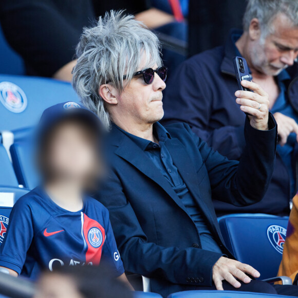 Nicola Sirkis et son fils Julesen tribunes lors du match de football Ligue 1 Uber Eats opposant le Paris Saint-Germain (PSG) au Clermont Foot 63 au Parc des Princes à Paris, France, le 3 juin 2023. Clermont a gagné 3-2. © Cyril Moreau/Bestimage 