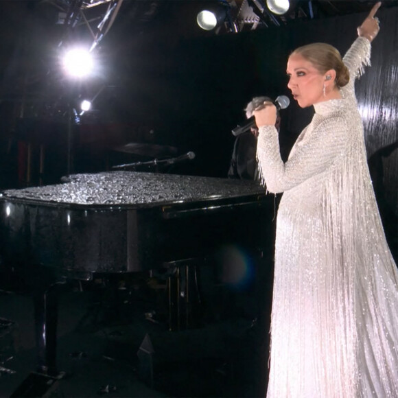 Celine Dion chante depuis le premier étage de la Tour Eiffel, L'hymne à l'amour, d'Édith Piaf - Cérémonie d'ouverture des Jeux Olympiques (JO) de Paris 2024. © Capture France TV via Bestimage 