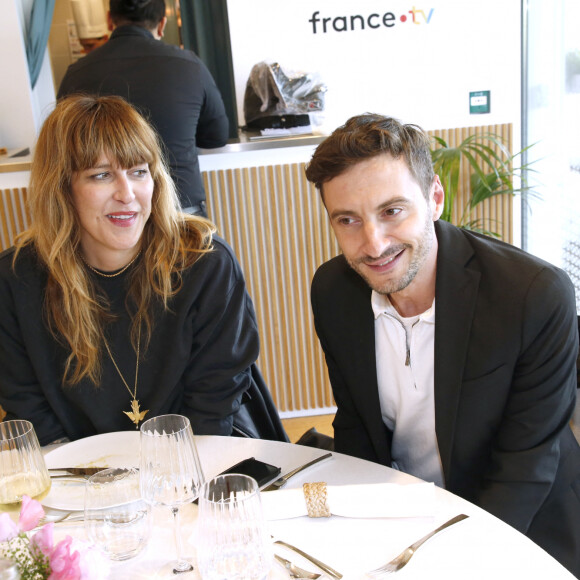 Exclusif - Daphné Bürki et Thomas Jolly (Directeur artistique des cérémonies aux Jeux Olympiques de Paris 2024) au déjeuner dans la loge de France TV lors des Internationaux de France de Tennis de Roland Garros 2024 - Jour 09 à Paris, France, le 3 juin 2024. © Bertrand Rindoff/Bestimage 