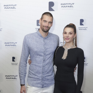 Camille Lacourt et sa compagne Alice Detollenaere - De nombreuses personnalités sont venues assister au dîner de gala annuel de l'Institut Rafaël-Santé intégrative au Pavillon Gabriel à Paris le 8 novembre 2022. © Jacques Bensoussan / Bestimage 