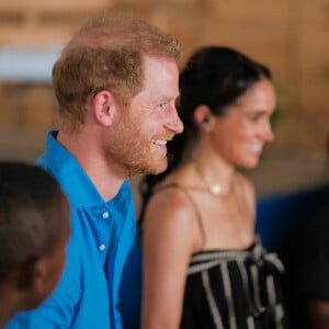 Et de compléter : "Et les détails de ses tenues de créateur ont commencé à apparaître dans les articles de presse à côté de ceux de la garde-robe de sa femme".
Bogota, COLOMBIE - Le prince Harry, duc de Sussex, Meghan Markle, duchesse de Sussex, et la vice-présidente Francia Marquez lors d'un sommet organisé en collaboration avec The Archewell Foundaiton et Luminate à Bogota, au premier jour de leur visite de quatre jours en Colombie.
Sur la photo : Prince Harry, duc de Sussex, Meghan Markle, duchesse de Sussex.